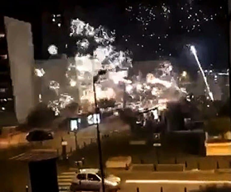 Image tirée d'une vidéo postée sur le compte Twitter @LeCapricieux94 montrant le commissariat de Champigny-sur-Marne cible de tirs de mortiers d'artifice dans la nuit du 10 au 11 octobre 2020 - - © 2019 AFP