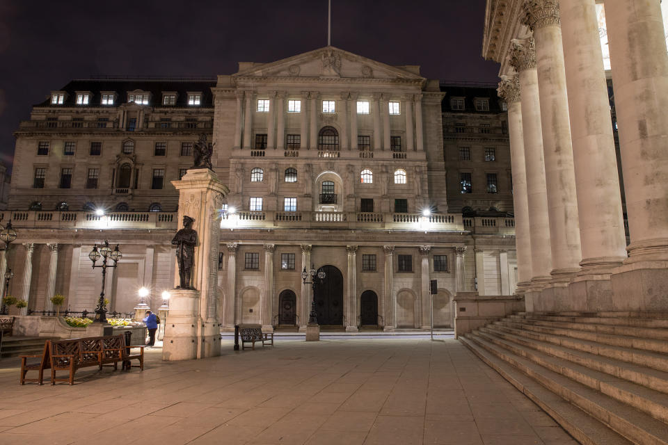 The Bank of England stands in the City of London, U.K. Photo: Simon Dawson/Bloomberg/Getty