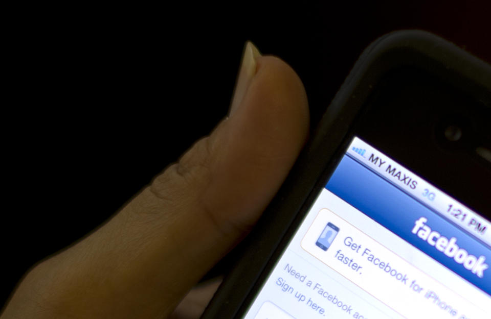 Hört das Smartphone mit, wenn Facebook genutzt wird? Eine Frage, die User schon länger umtreibt. (Bild: AFP)