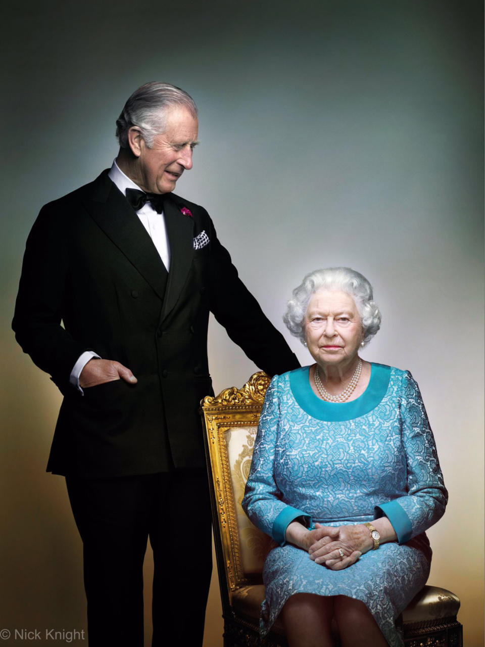 <p>Für dieses Foto, anlässlich des Jubiläumsjahres der Queen (ihr 90. Geburtstag im Jahr 2016), hatte der berühmte Modefotograf Nick Knight gerade einmal drei Minuten Zeit. Mehr gab der straffe Tagesplan der Queen nicht her. Und ausgerechnet in diesem kurzen Zeitfenster war dem britischen Thronfolger nach Witze-Erzählen. Prinz Charles soll kurz bevor der Fotograf abknipste, etwas sehr Lustiges gesagt haben - und am Blick seiner Mutter kann man erkennen, dass sie Mühe hat, sich ein Lachen zu verkneifen. Was Charles nur gesagt hat?!? Schade, dass dieses Foto kein Video ist.</p><p><i>Bild: Twitter: Clarence House / Nick Knight</i></p>