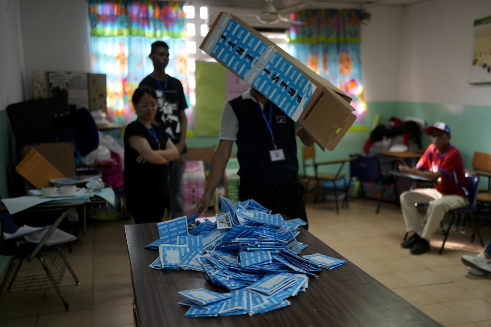 Un trabajador electoral vacía una urna para contar los votos tras el cierre de centros de votación en Ciudad de Panamá, el domingo 5 de mayo de 2024. (AP Foto/Matías Delacroix)