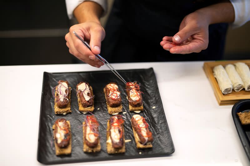 Un chef prepara un plato utilizando hamburguesas producidas a base de impresoras 3D que imitan la carne de vacuno real y producidas por la empresa israelí Redefine Meat durante una demostración para Reuters en sus instalaciones en Rehovot, Israel