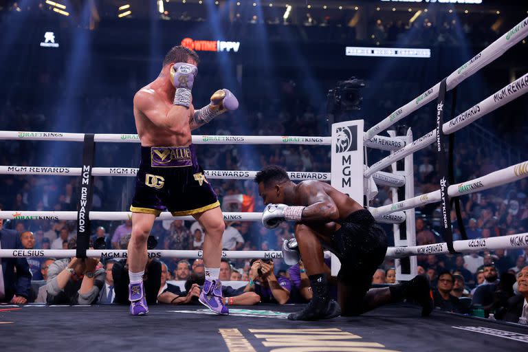 Canelo Álvarez le ganó a Jermell Charlo en una victoria unánime y retuvo sus títulos supermedianos
Foto: Esther Lin/SHOWTIME