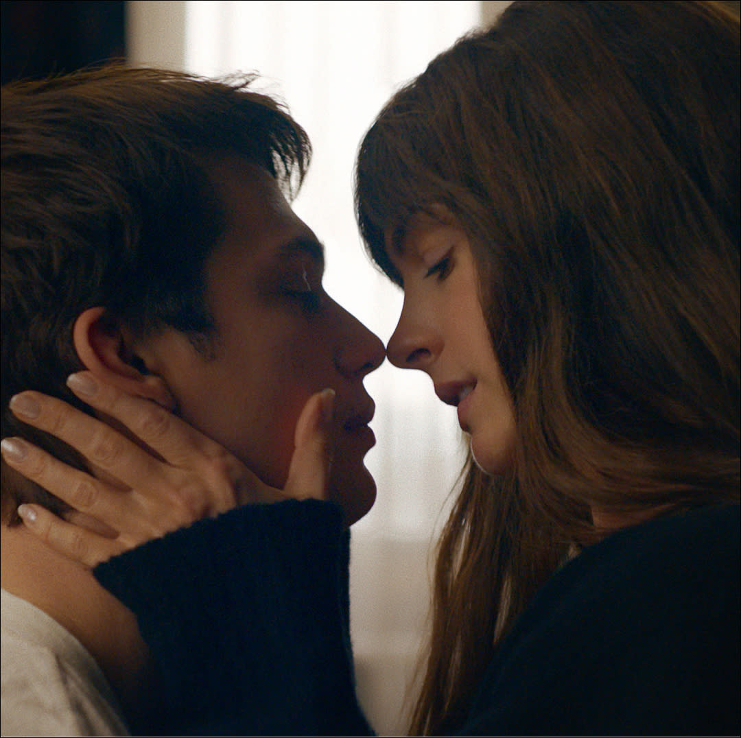  Nicholas Galitzine and Anne Hathaway, about to kiss in a hotel room, in 'The Idea of You'. 