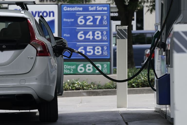 Archivo — Una gasolinera en Sacramento, California, mostrando precios de más de 6 dólares por galón para diferentes tipos de gasolina y diésel, el viernes 27 de mayo de 2022. (AP Foto/Rich Pedroncelli, Archivo)