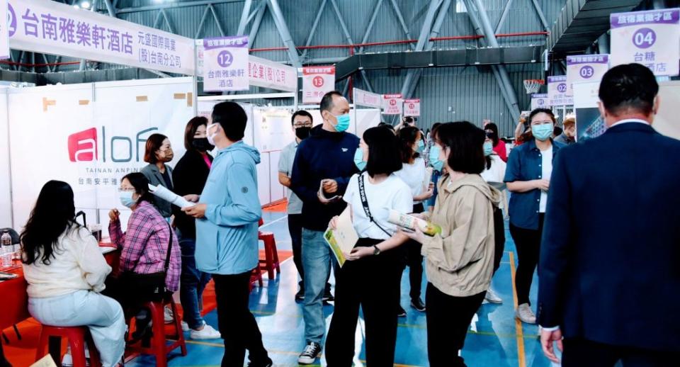 勞動部為觀光產業舉辦的全台首場大型徵才活動，五日在台南永華國民運動中心登場。八成以上職缺免經驗，吸引不少民眾尋求面試機會。（記者羅玉如攝）