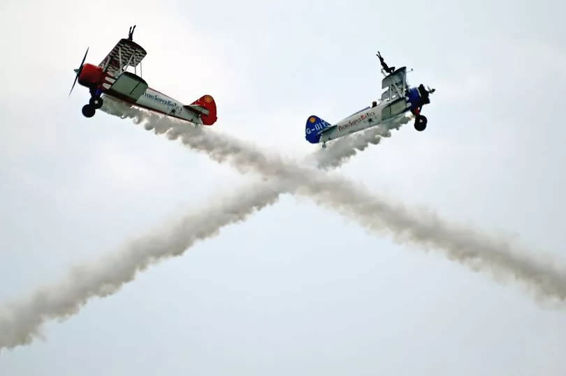 Aircraft cross by closely trailing smoke