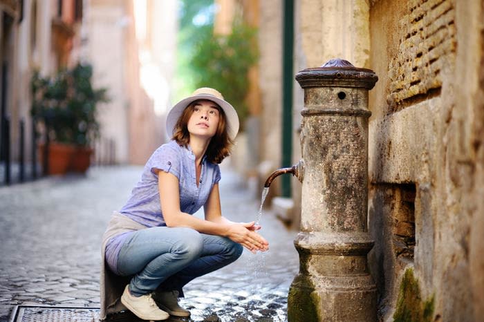 turista en una fuente