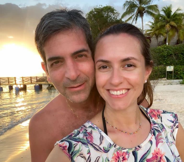 Marcelo Pecci y su esposa, Claudia Aguilera, en una playa en Colombia