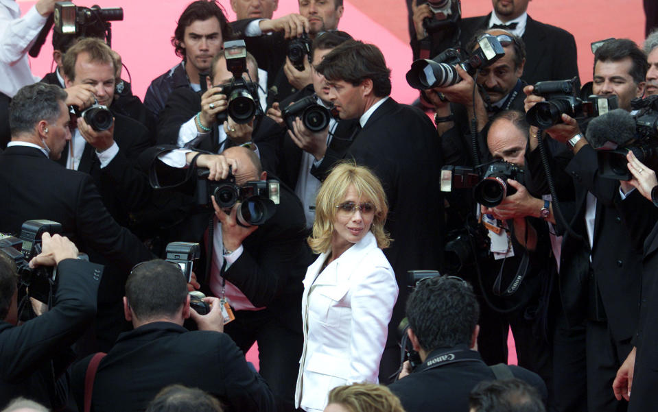 American actress Rosanna Arquette (C) is surrounded by photographers after the screening [of French director Michel Gondry's film "Human Nature" which stars her sister Patricia] at the 54th International Cannes Film Festival, May 18, 2001. [Gondry's film is shown at a special screening as the film festival continues on the French Riviera.   ]
