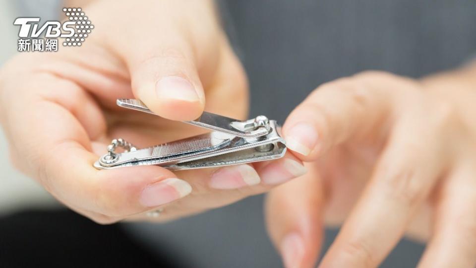 不少人有咬指甲的習慣，但你有仔細觀察過指甲是否健康嗎？（示意圖／shutterstock達志影像）