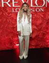 <p>La version du tailleur blanc de Ciara inclut de la soie, un soutien-gorge et un ras-de-cou noir. Elle avait opté pour ce look lors du lancement de Revlon x Ciara au Refinery Hotel le 18 octobre 2016 à New York. <i>(Photo : Cindy Ord/Getty Images for Revlon)</i></p>