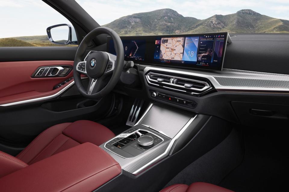 座艙內換上科技感十足的一體式曲面螢幕，搭配全新數位儀錶樣式與iDrive 8.0多媒體系統。