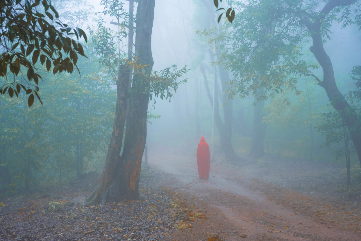 Rotkäppchen-Figur in einem nebligen Wald