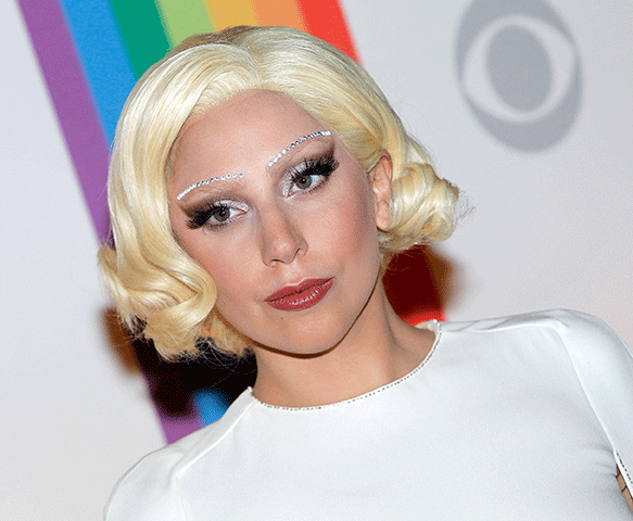 Lady Gaga – Avec la Mother Monster, il faut s’attendre à tout ! Même à ce qu’elle camoufle ses sourcils par une ligne de strass… Avec son look à la Marilyn Monroe, ça fait beaucoup trop ! 