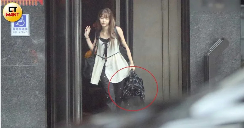 經過2小時半後，看來略顯憔悴的Yuri，拿著大包小包現身家門外準備出門。（圖／本刊攝影組／CTWANT）