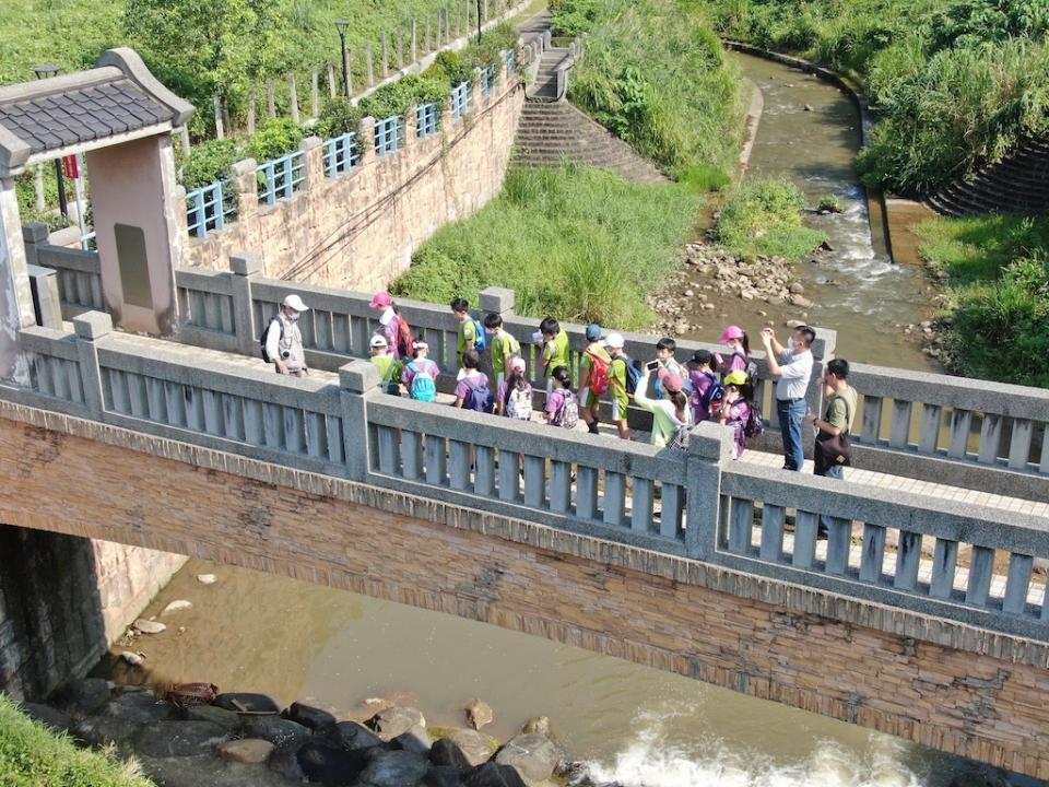 實地走讀公司田溪，探索公司田溪百年水文化遺址。   圖片：新北市政府水利局／提供