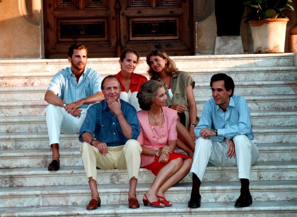 La familia real al completo en sus vacaciones en Marivent. (Photo by Peter Bischoff/Getty Images)