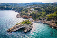 <p>Situada en plena Costa Dorada, L'Ametlla de Mar es conocida también como La Cala. Se trata de un tradicional pueblo de pescadores catalán que tiene más de 16 kilómetros de costa repartidos en playas de arena fina blanca y en pequeñas calas, algunas de ellas de gran valor ecológico. Su puerto, su casco antiguo y su paseo marítimo son también de visita obligada. (Foto: Getty Images).</p> 