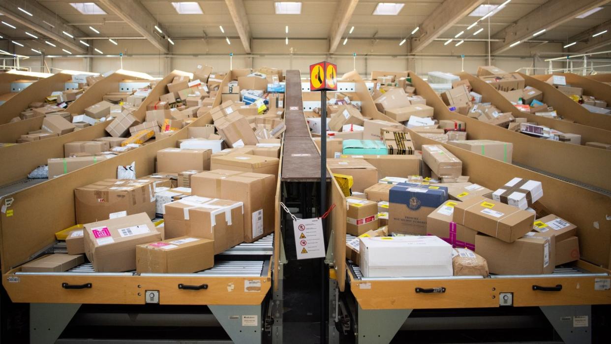 Pakete liegen in einem Paketzentrum der Deutschen Post. Für die Paketbranche ist der boomende Online-Handel ein dankbarer Trend.