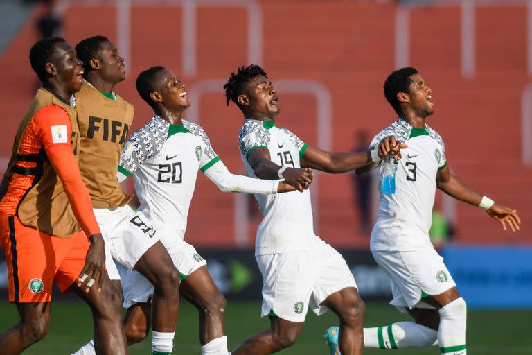 Los jugadores de Nigeria celebran la clasificación a octavos de final luego de derrotar 2 a 0 a Italia en Mendoza; la denominación del estadio "Malvinas Argentinas", todo un tema para la FIFA en el Mundial Sub 20