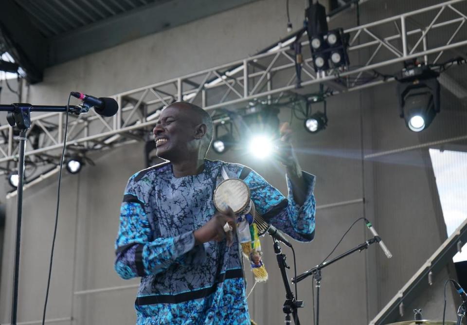 塞內加爾的馬桑巴迪奧普負責演出非洲鼓樂器Talking Drum，狂野又振奮人心。（牛耳藝術提供）