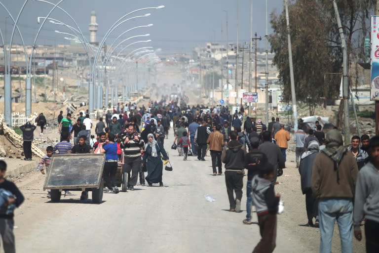 Iraqis flee the fighting against Islamic State jihadist group in Mosul on March 26, 2017