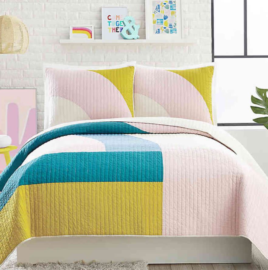 It's easy to find comfort with this trend.&nbsp;<strong><a href="https://fave.co/2tGY4Vu" target="_blank" rel="noopener noreferrer">Find the set at Bed Bath &amp; Beyond</a></strong>. (Photo: Bed Bath and Beyond)
