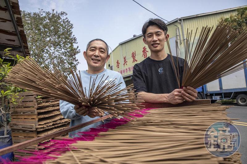 雲林北港的杏美製香創立逾60年，從廟口賣束香起家，現由二代李招政（左）與兒子李健滐（右）一起經營。