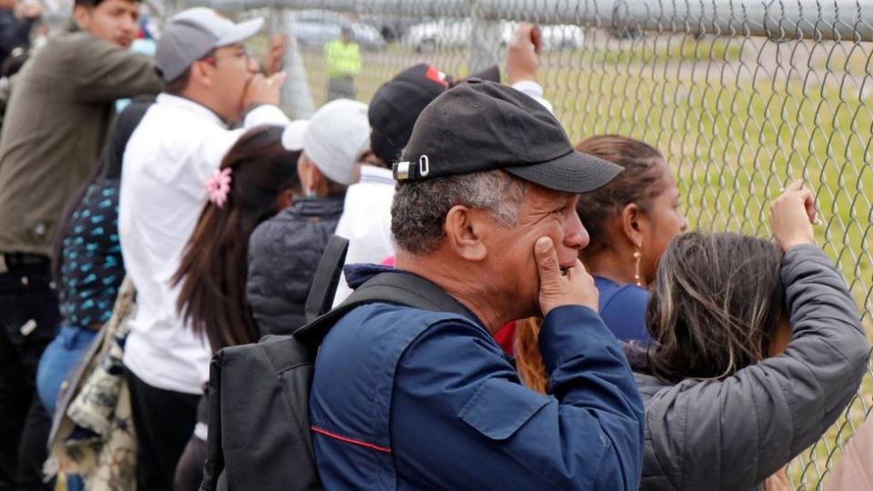 Familiares de los presos junto a la valla de seguridad de la prisión.