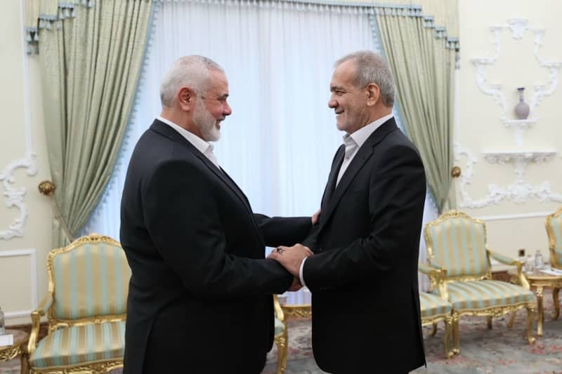 Iran's new president Masoud Pezeshkian (R) meets with Hamas leader Ismaeil Haniyeh in Tehran.  -/Iranian Presidency/dpa