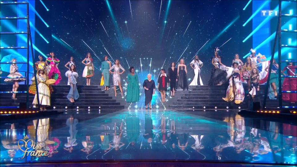 <p>Le jury de cette 89e édition de la cérémonie de Miss France est composé de Line Renaud, présidente du jury, Alice Renavand, danseuse étoile de l’Opéra de Paris, Caroline Garcia, Numéro 1 des tenniswomen françaises, Laury Thilleman, Miss France 201, Maud Baecker, comédienne dans la série Demain nous appartient, Claudia Tagbo, humoriste, Jenifer, chanteuse et coach de The Voice. </p>