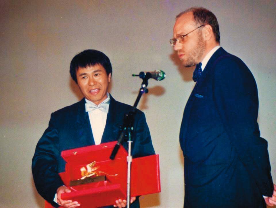 導演侯孝賢（左）領取威尼斯影展金獅獎，右為當年影展亞洲選片人馬可穆勒。（褚明仁攝影／提供）