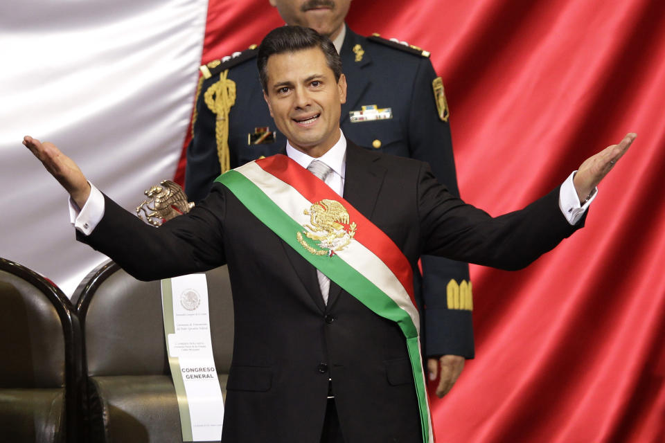 Archivo - Enrique Pena Nieto, del Partido Revolucionario Institucional (PRI), viste la banda presidencial después de rendir juramento ante el Congreso como presidente de México, el 1 de diciembre de 2012, en la ciudad de México. (AP Foto/Alexandre Meneghini, Archivo)