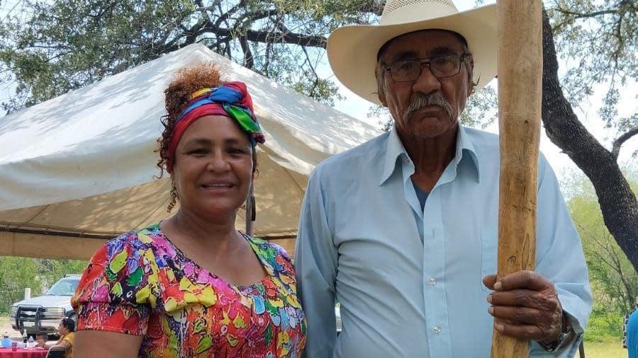 Laura Herrera y un amigo en El Nacimiento