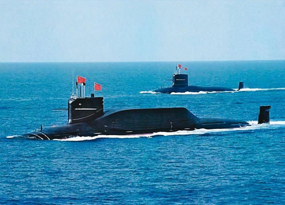 中國「長征18號」戰略核潛艦今年正式服役，其搭載的彈道飛彈對美國本土產生威脅，提升了對抗情勢。（翻攝自央視）