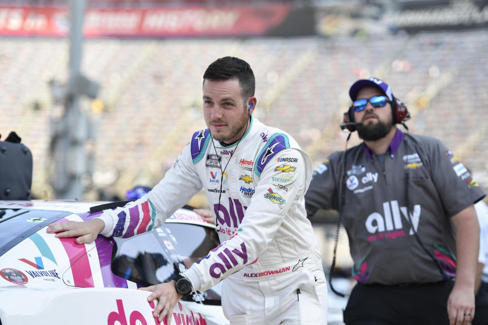 BRISTOL, TENNESSEE - SEPTEMBER 16: Alex Bowman, and crew push the #48 Ally Chevrolet, on the grid during practice for the NASCAR Cup Series Bass Pro Shops Night Race at Bristol Motor Speedway on September 16, 2022 in Bristol, Tennessee. (Photo by Logan Riely/Getty Images)