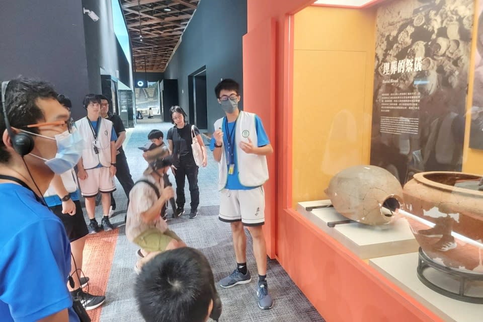 史前館與臺東高中合作，經由本土語文課程培力學生擔任臺語導覽員，為參觀民眾介紹史前文化與考古知識，也獲得不一樣的母語學習經驗。