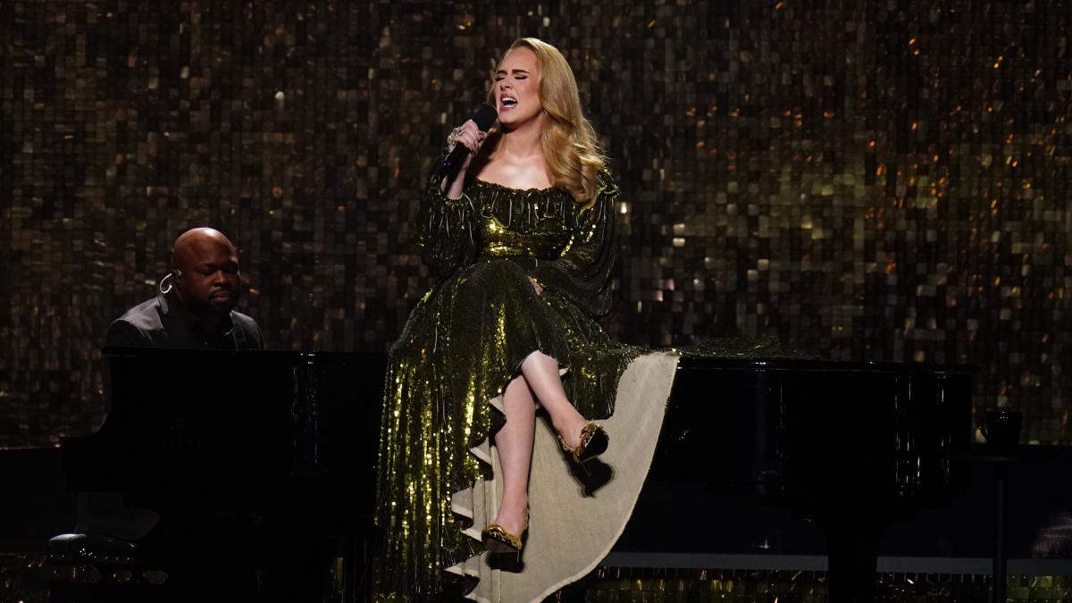 Adele shows Olympic women’s 100m final at Munich concert