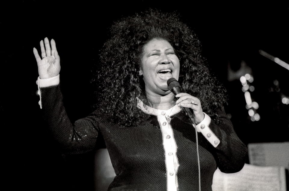 <p>Aretha Franklin trägt bei einem Auftritt während des JVC Jazz Festivals in der Carnegie Hall in New York eine schwarz-weiße Strickjacke im Chanel-Stil, dazu eine voluminöse Lockenfrisur wie einen Heiligenschein. (Foto von Jack Vartoogian/Getty Images) </p>