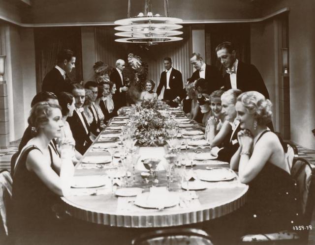 Jeanette MacDonald y Maurice Chevalier en la cabecera de la mesa que reúne al elenco de Una hora contigo, de George Cukor y Ernst Lubitsch, en 1932