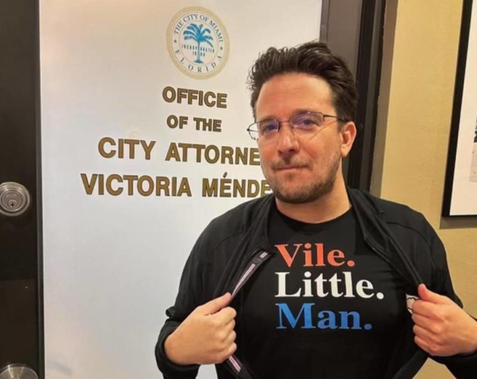Filmmaker Billy Corben in Miami City Hall wearing a t-shirt inspired by then-City Attorney Victoria Méndez’s public remarks calling him a “vile little man.”