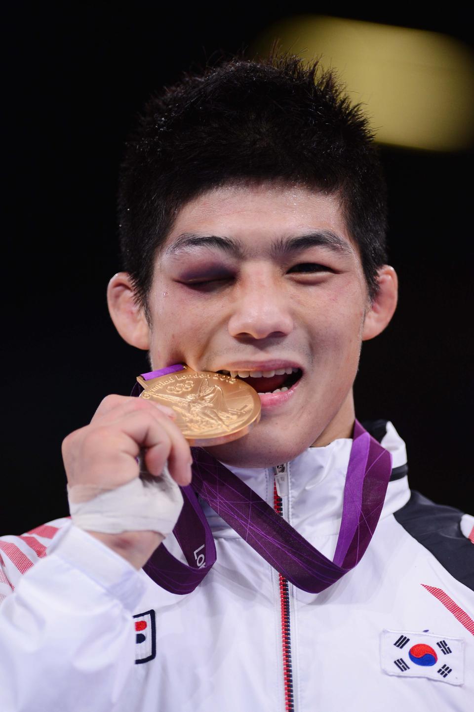 El atleta coreano Hyeonwoo Kim, oro en la prueba de lucha grecorromana en la categoría de 66 kilos, posa en el podio con su medalla. (Photo by Mike Hewitt/Getty Images)