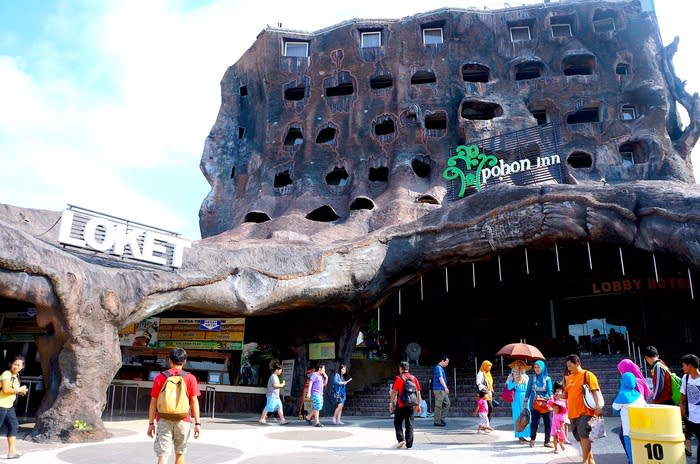 Phohon Inn Hotel: For more convenience you can check in at the Pohon Inn that shaped like a giant tree. The entrance is just next to the Jatim Park 2 gate. (