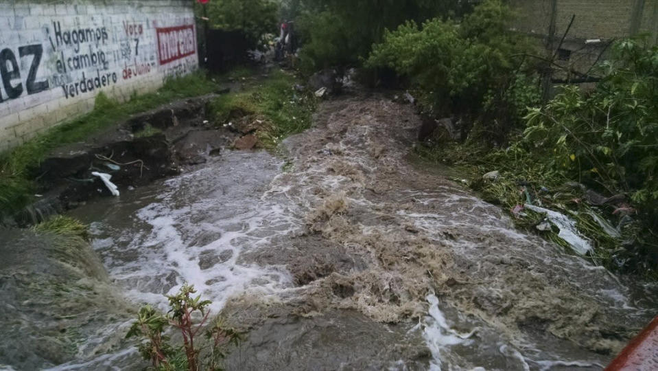 El agua inundó la vía López Portillo, que en algunos puntos alcanzó más de medio metro de altura, por lo que algunos vehículos quedaron varados y la circulación fue interrumpida totalmente, lo que afectó también las unidades articuladas de la Línea 2 del Mexibús.