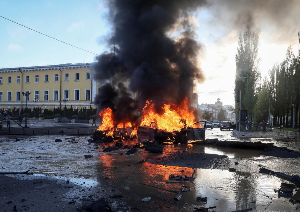 Brennende Autos im Zentrum von Kiew nach einem russischen Raketenangriff. (Bild: Reuters)