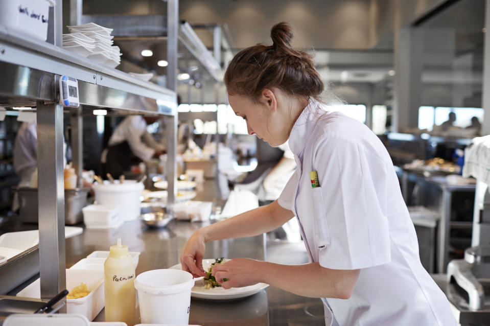 La presencia de las mujeres en las cocinas de élite y en los puestos de chefs todavía es minoritaria. Foto: Getty Creative. 