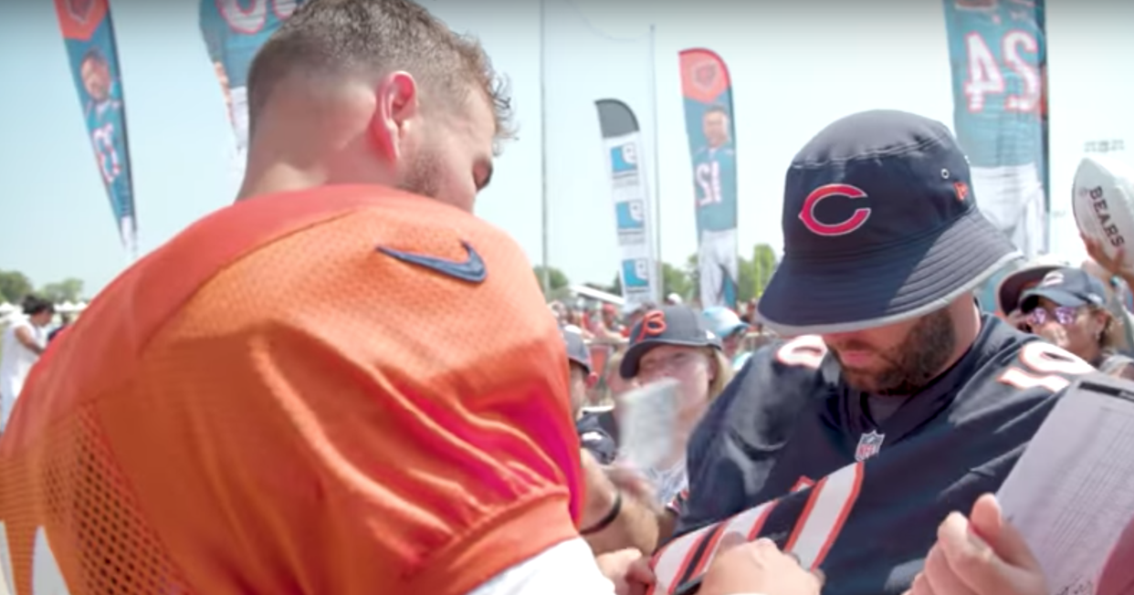 Chase Daniel, disfrazado, le pide un autógrafo a su compañero de equipo, Trubisky. | Foto: Youtube