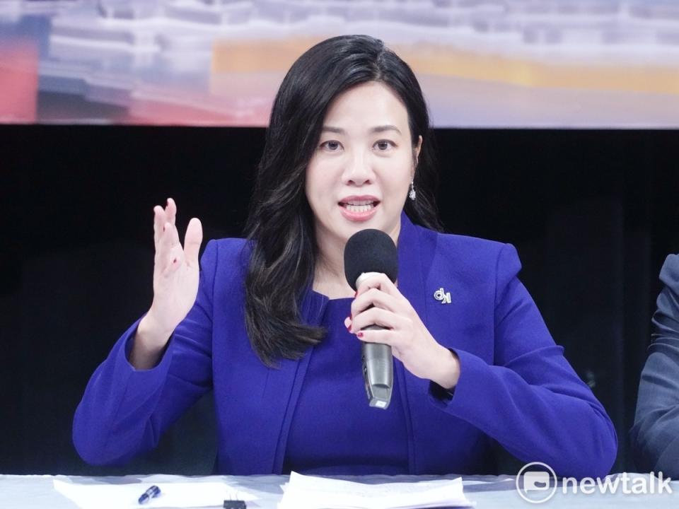 民眾黨副總統候選人吳欣盈出席副總統電視辯論會後舉行記者會，接受媒體提問。   圖：張良一 / 攝