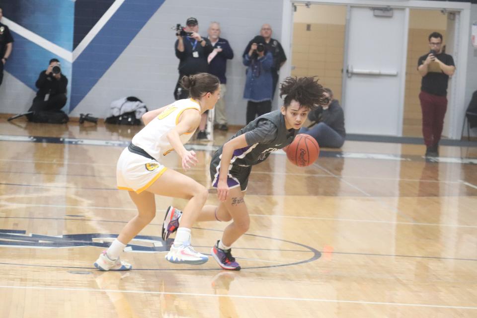 Ross' Destiny Robinson handles the ball.